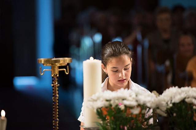 Pige i kirke